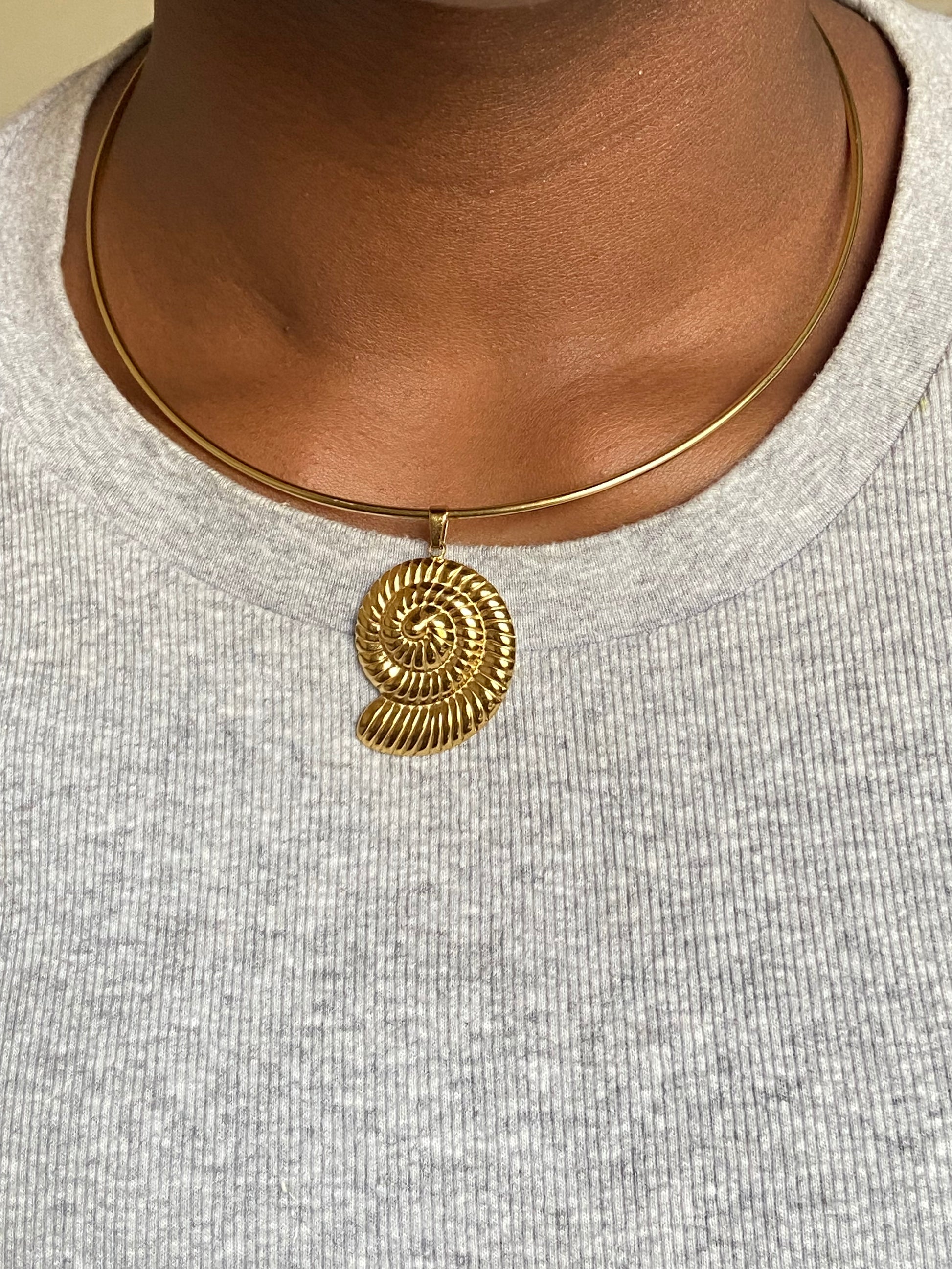 Shell Pendant Choker
