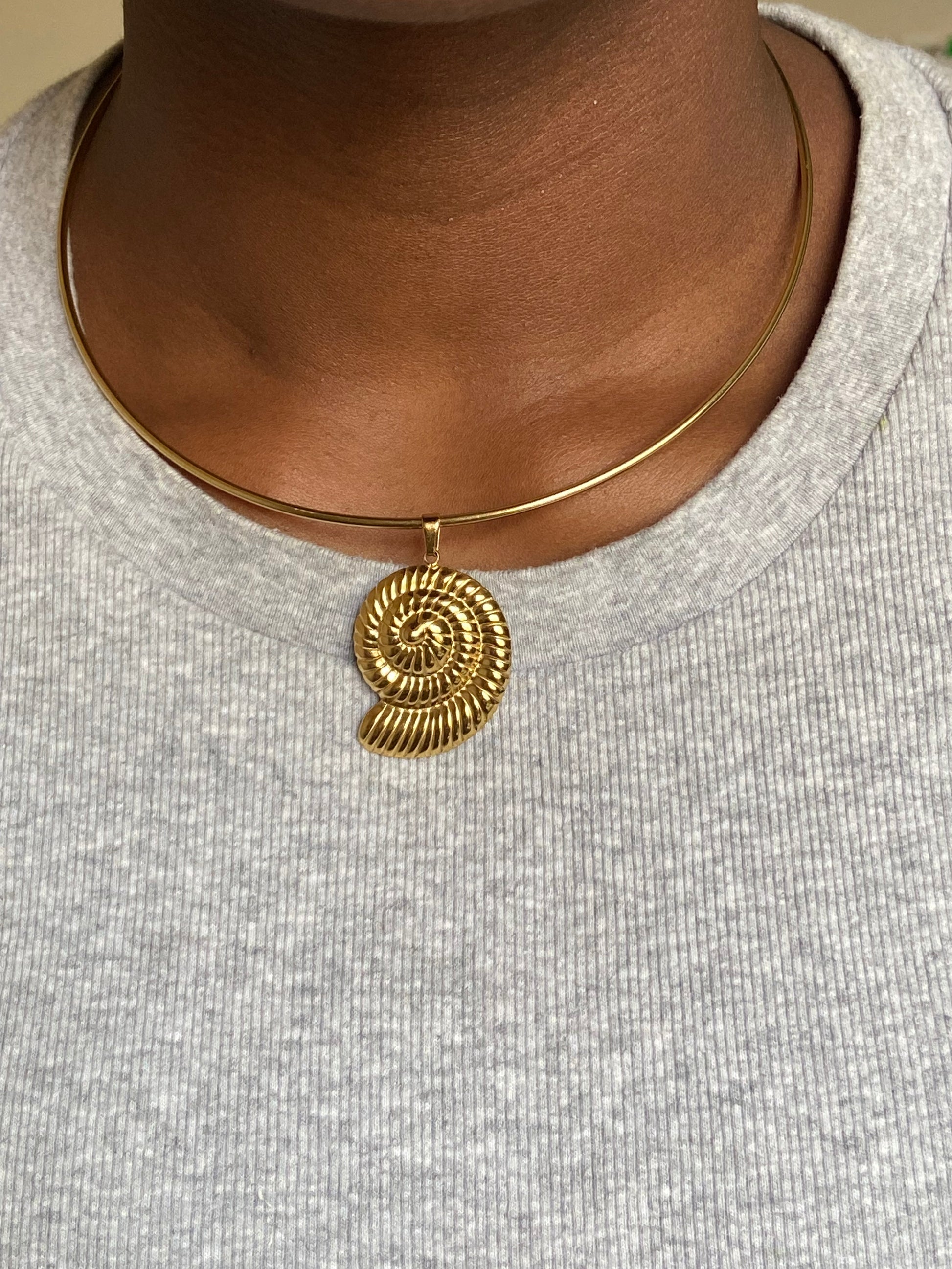 Shell Pendant Choker